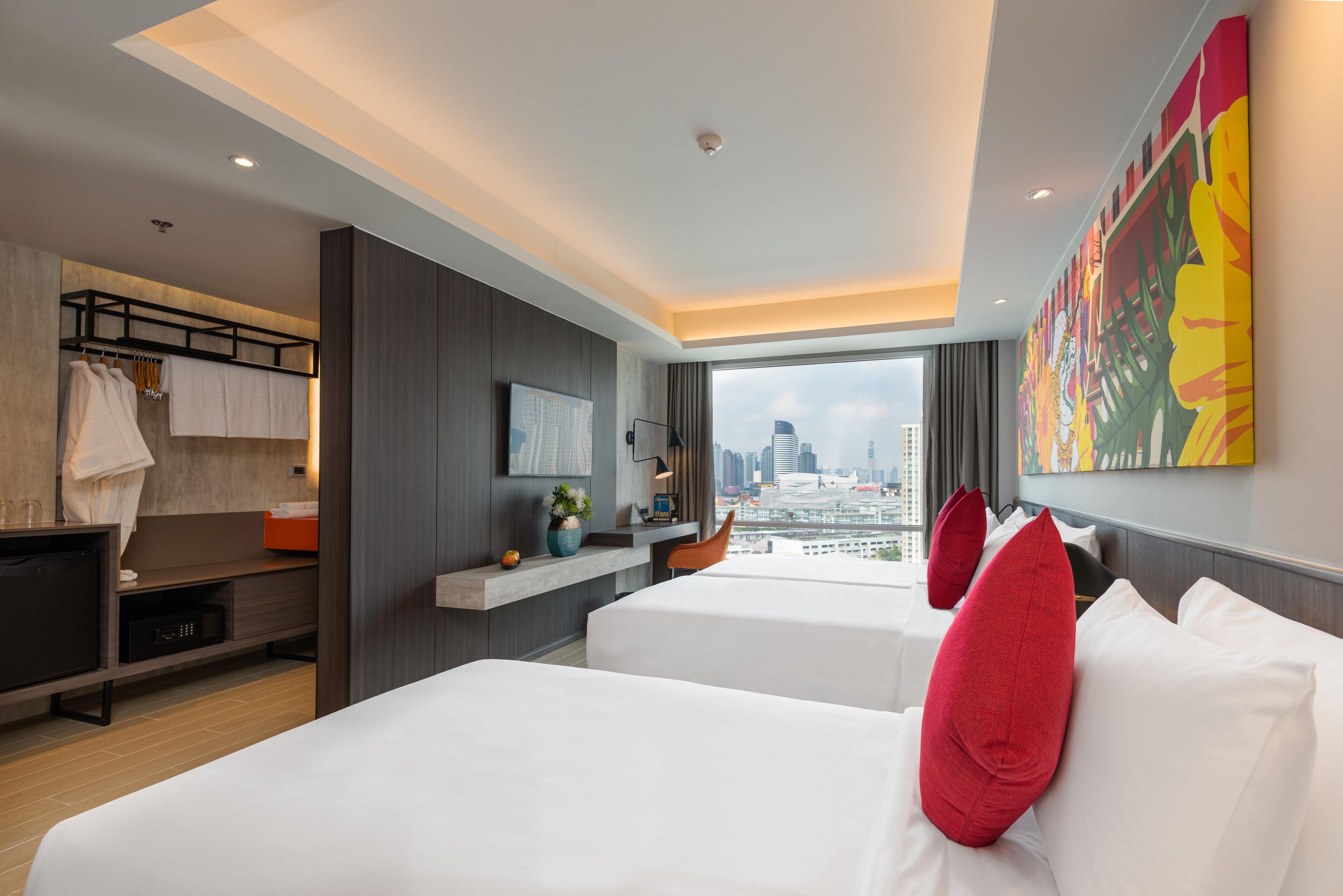 Quarto triplo premier, vista para o jardim | Frigobar, cofres nos quartos, escrivaninha