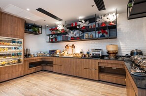 Breakfast, lunch and dinner served  - Maitria Hotel Rama 9 Bangkok (Bangkok)