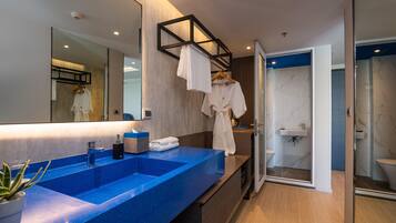 Grand Deluxe Garden View Twin Room | Bathroom | Eco-friendly toiletries, hair dryer, slippers, bidet
