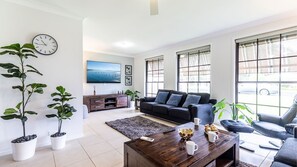 Smart TV - Willows At The Bay, 111 Horace St - Large House with Aircon, WIFI and Boat Parking (Shoal Bay)