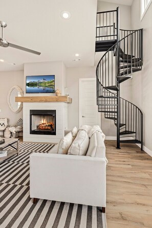 TV, peis og kontorer