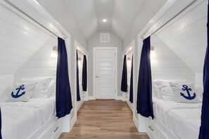 4 bedrooms, iron/ironing board, WiFi, bed sheets - The Dogwood - Hot Tub - Lake Front Access (Springdale)