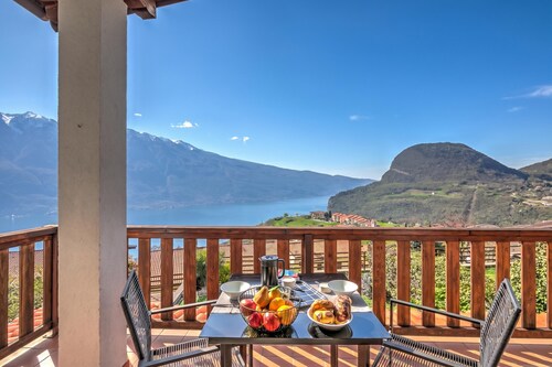 Balcone sul Lago - Apartment with Amazing View Terrace, Tremosine, Italy