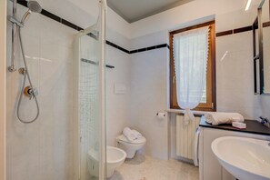 Bruser, hårtørrer, bidet, håndklæder
