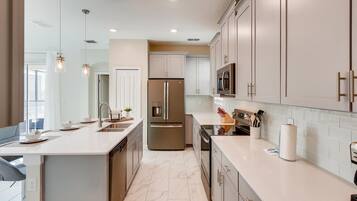 Coffee/tea maker, fridge, microwave, oven