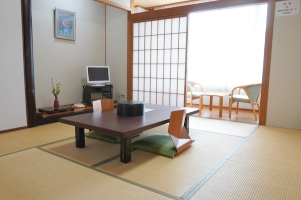 Caja de seguridad en la habitación y tabla de planchar con plancha