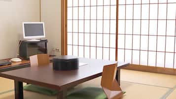 Habitación tradicional (Japanese Style, for 4 Guests) | Caja de seguridad en la habitación y tabla de planchar con plancha