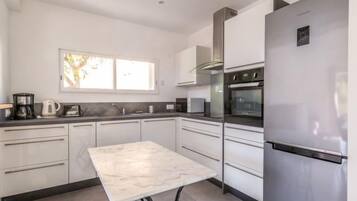 Een koelkast, een microgolfoven, een oven, een vaatwasser