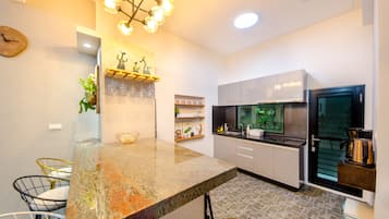 Full-size fridge, microwave, stovetop, coffee/tea maker