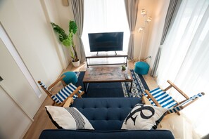 تلفزيون بشاشة مسطحة بحجم 3-بوصة يعرض قنوات تلفزيونية رقمية، تلفزيون