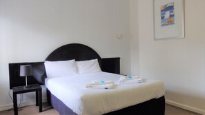 Escritorio, tabla de planchar con plancha, wifi gratis y ropa de cama 