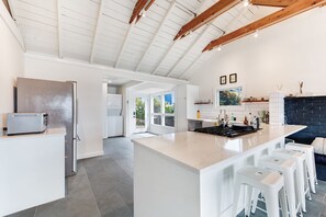 Fridge, oven, stovetop, dishwasher - Gorgeously styled bungalow overlooking Bodega Harbor,  Sauna, walk to town, Dogs (Bodega Bay)