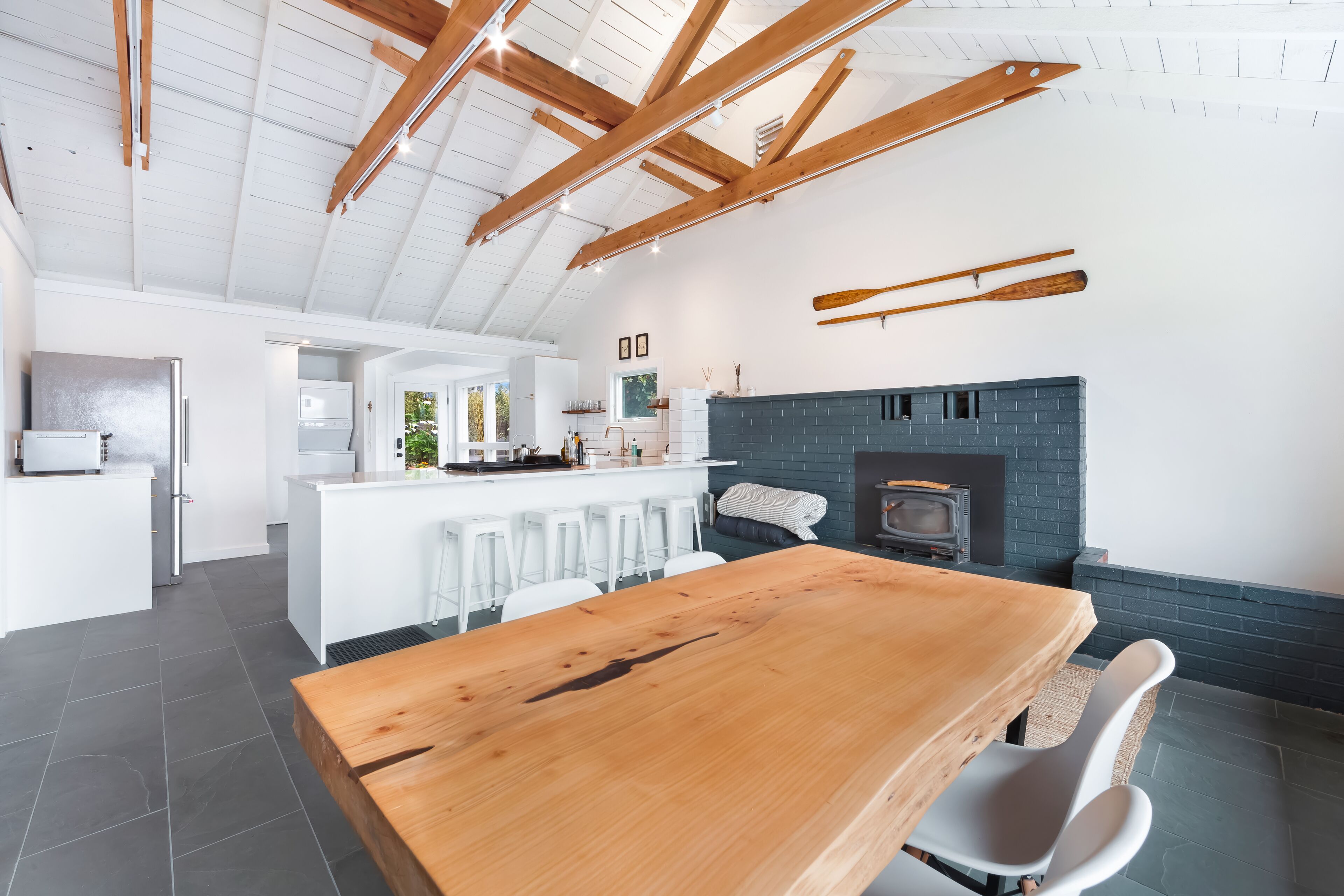 Gorgeously styled bungalow overlooking Bodega Harbor, walk to town - dogs OK!