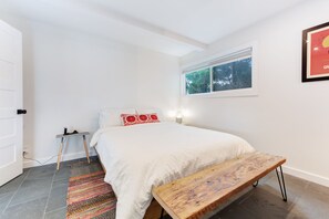 2 bedrooms, WiFi, bed sheets, wheelchair access - Gorgeously styled bungalow overlooking Bodega Harbor,  Sauna, walk to town, Dogs (Bodega Bay)