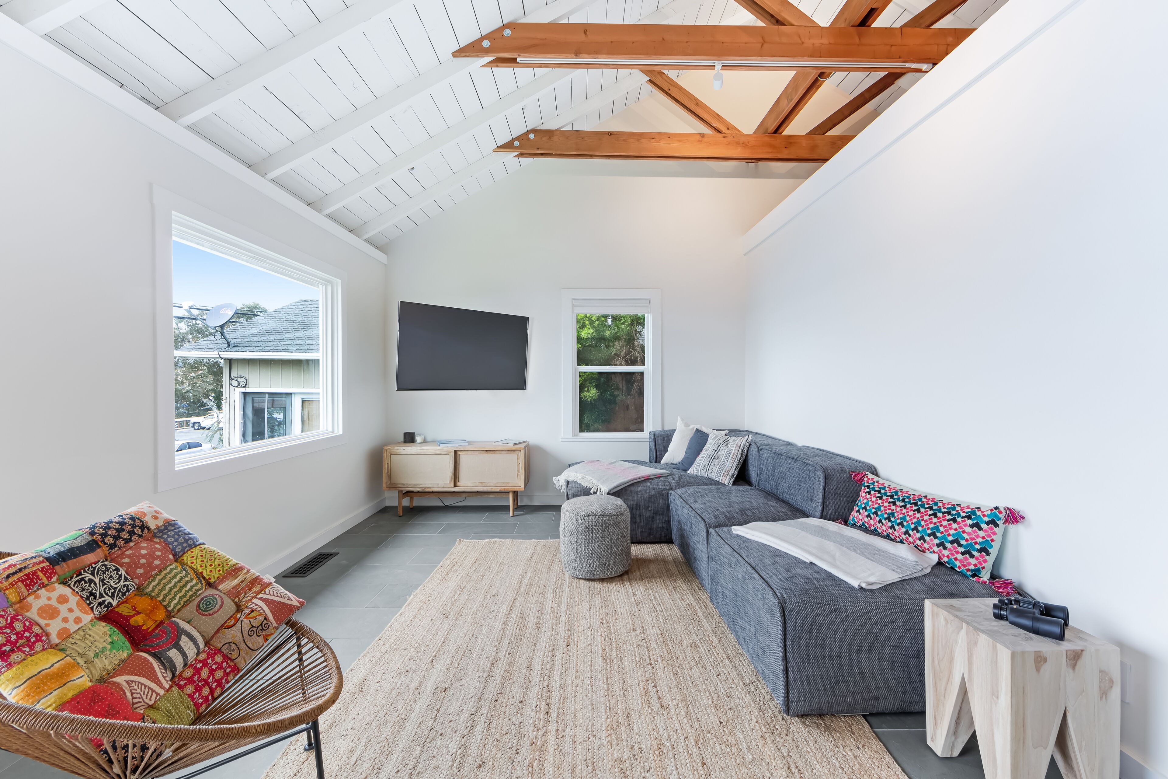 Gorgeously styled bungalow overlooking Bodega Harbor, walk to town - dogs OK!