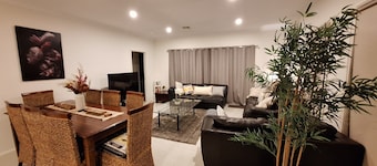 JoyWaves New  4Bedroom retreat - ultimate getaway
