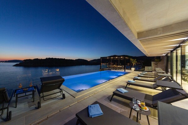 Una piscina infinita, sillones reclinables de piscina