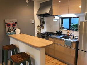 Otsuka Bovine 101 | Private kitchenette | Full-sized fridge, microwave, stovetop, rice cooker - Otsuka Bovine (Tokyo)