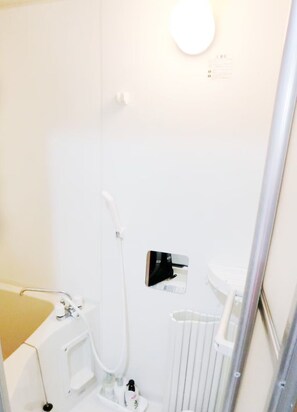 Apartment | Badezimmer | Duschwanne, kostenlose Toilettenartikel, Haartrockner, Hausschuhe