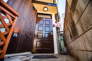Property entrance - A0 Shinjuku Big House (Tokyo)