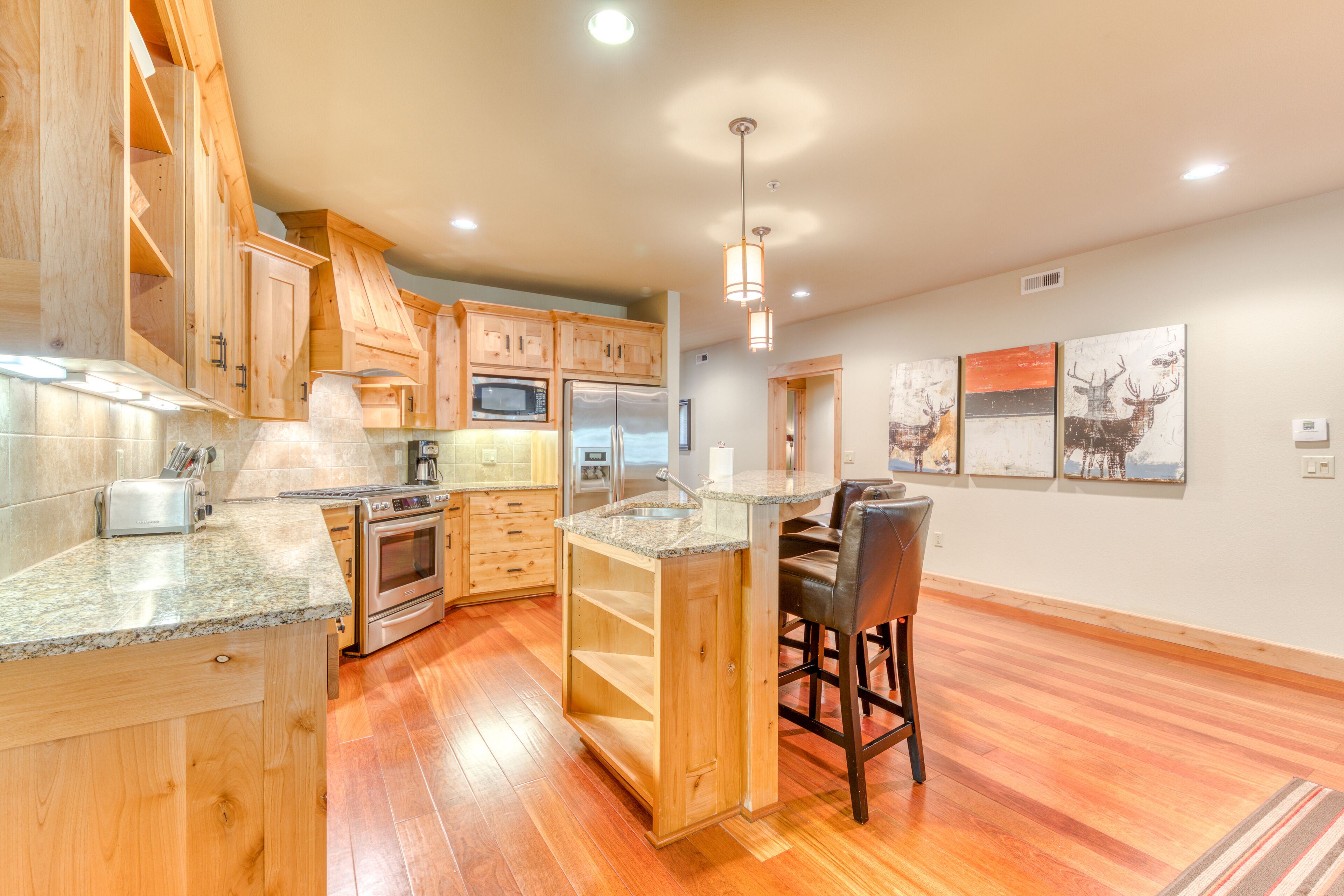 Stunning resort condo w/luxury amenities, shared pool & easy access to slopes!