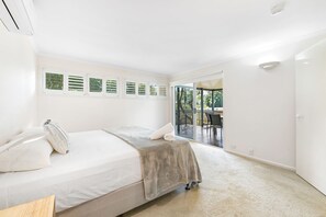 3 bedrooms, iron/ironing board, bed sheets