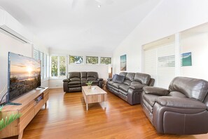 Smart TV, Netflix, ping pong, books - Amazing Family Holiday Home - Games Room & Pet Friendly!! (Sunshine Coast)