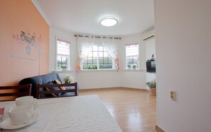 Living area - Kkotji Island Pension (Taean)