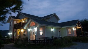 Fachada del alojamiento - Noche