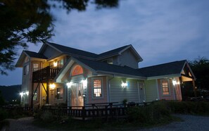 Front of property – evening/night - Kkotji Island Pension (Taean)