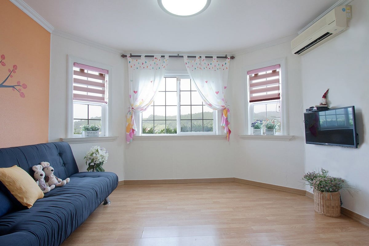 Room (Pearl) | Living area | Flat-screen TV