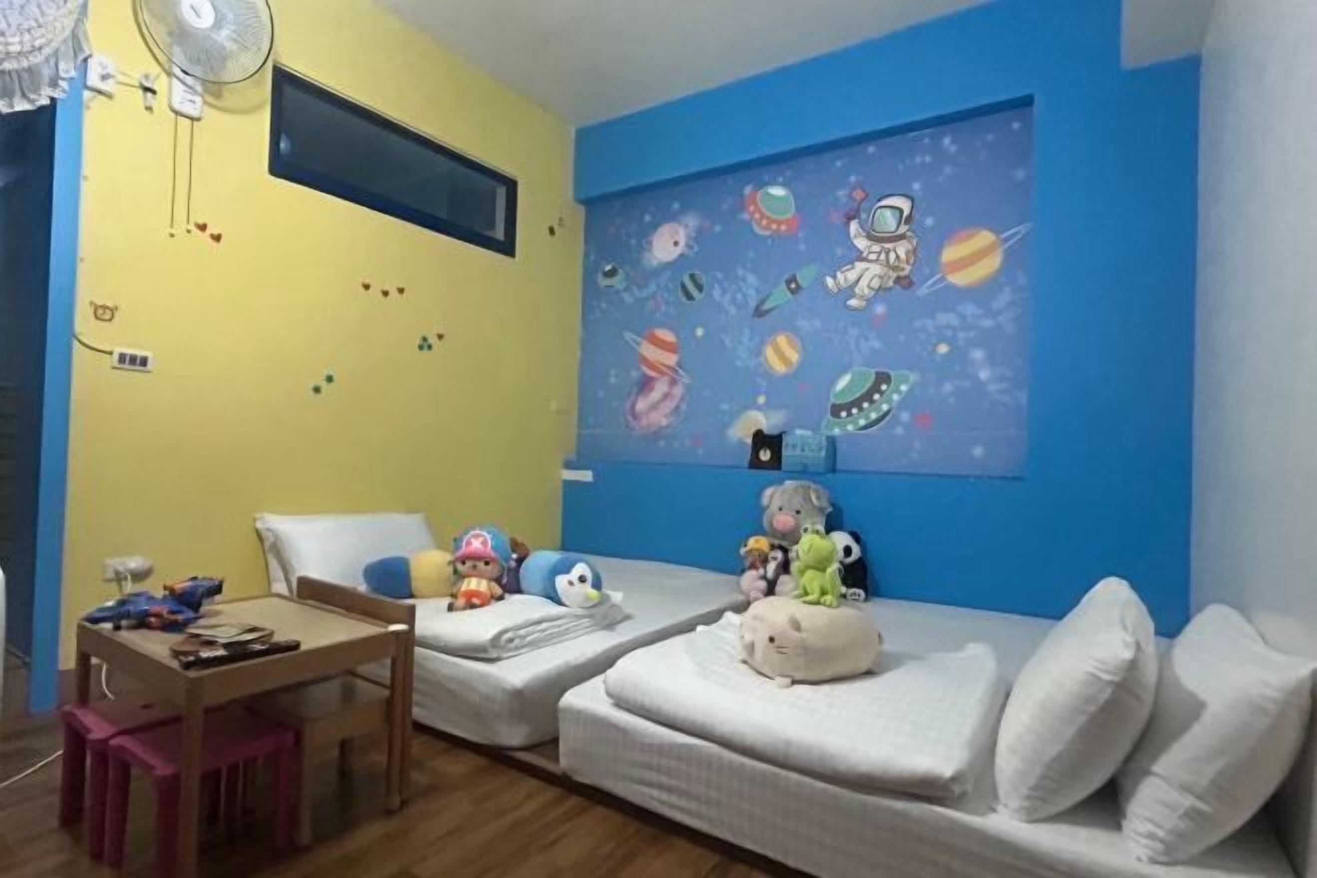 Een bureau, verduisterende gordijnen, geluiddichte muren, gratis wifi