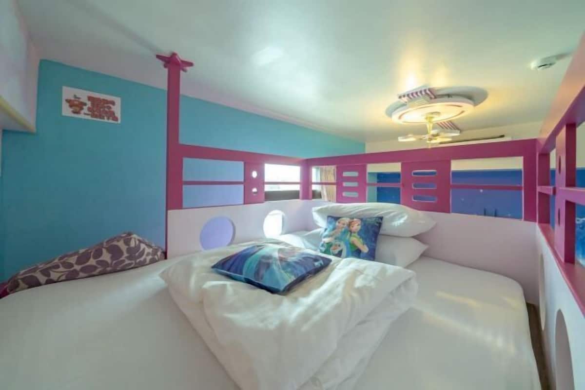 Desk, blackout drapes, soundproofing, free WiFi