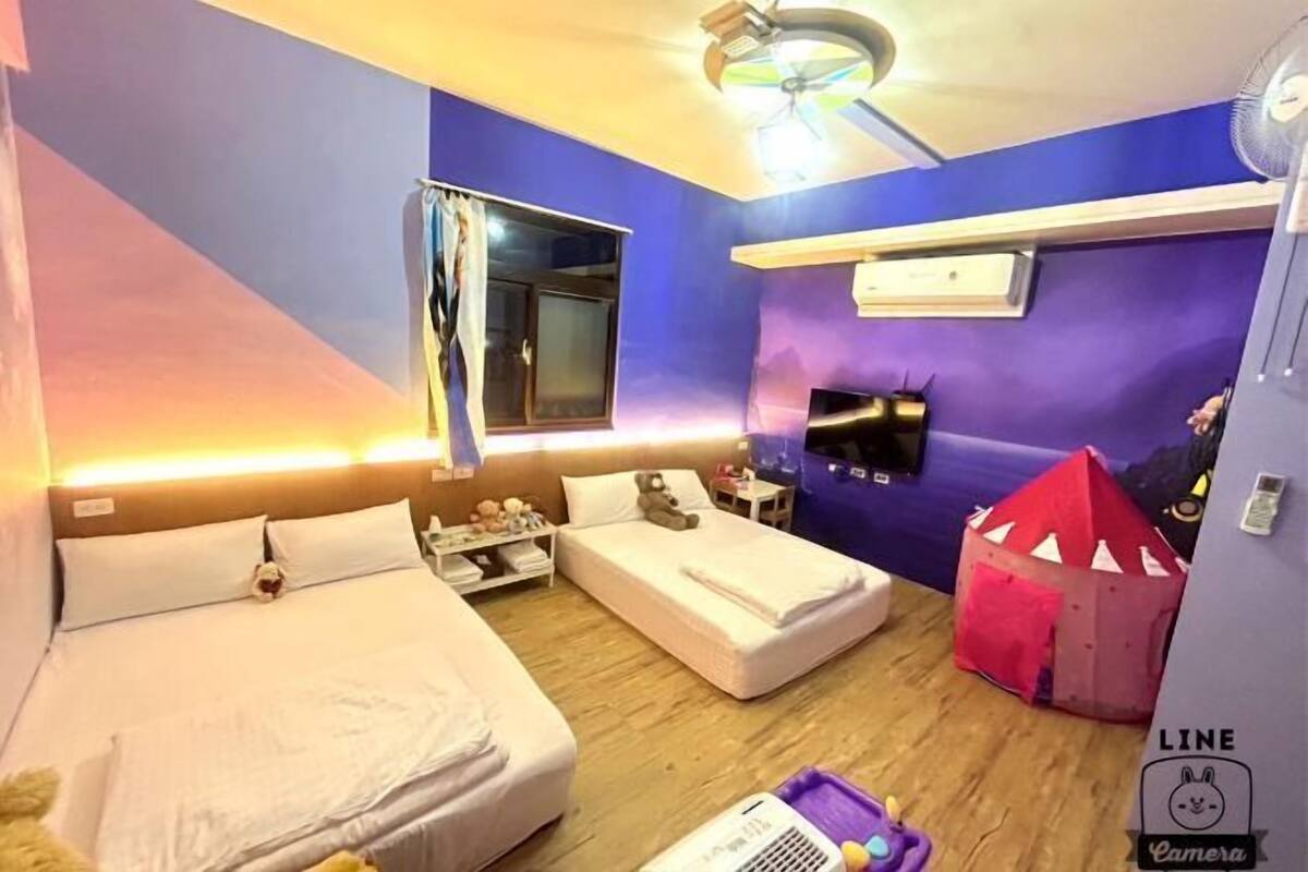 Escritorio, cortinas blackout, insonorización y wifi gratis