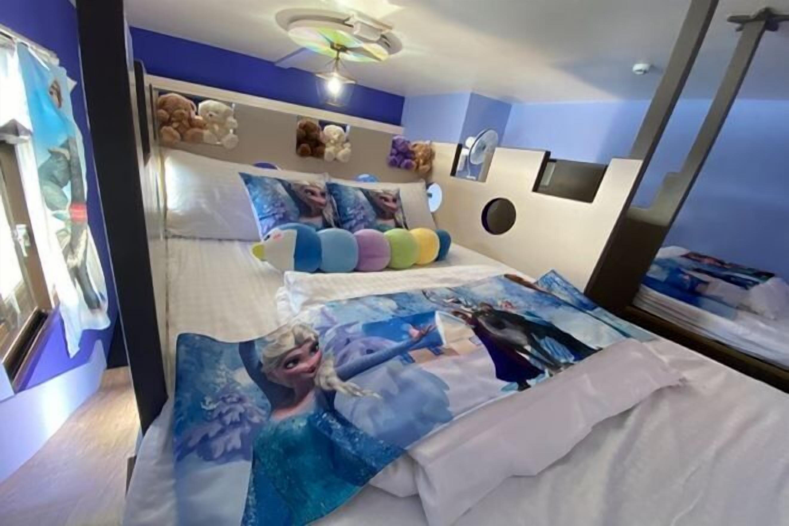 Desk, blackout curtains, soundproofing, free WiFi