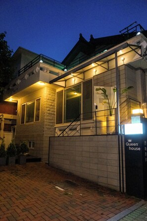 Front of property - Queen House Hongdae (Seoul)