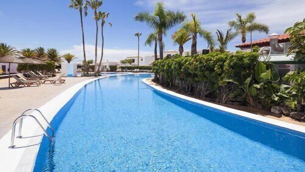 A swimming pool with lounge chairs and palm trees. - Aqua Vista, Golf del Sur (San Miguel de Abona, Golf del Sur)