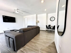 Una televisión, un reproductor de DVD