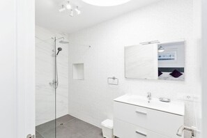 Douche, sèche-cheveux, serviettes fournies