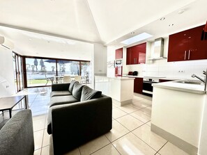 Televisie, een dvd-speler en een tafeltennistafel