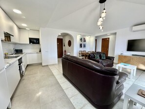 Smart TV, lettore DVD, tavolo da ping pong