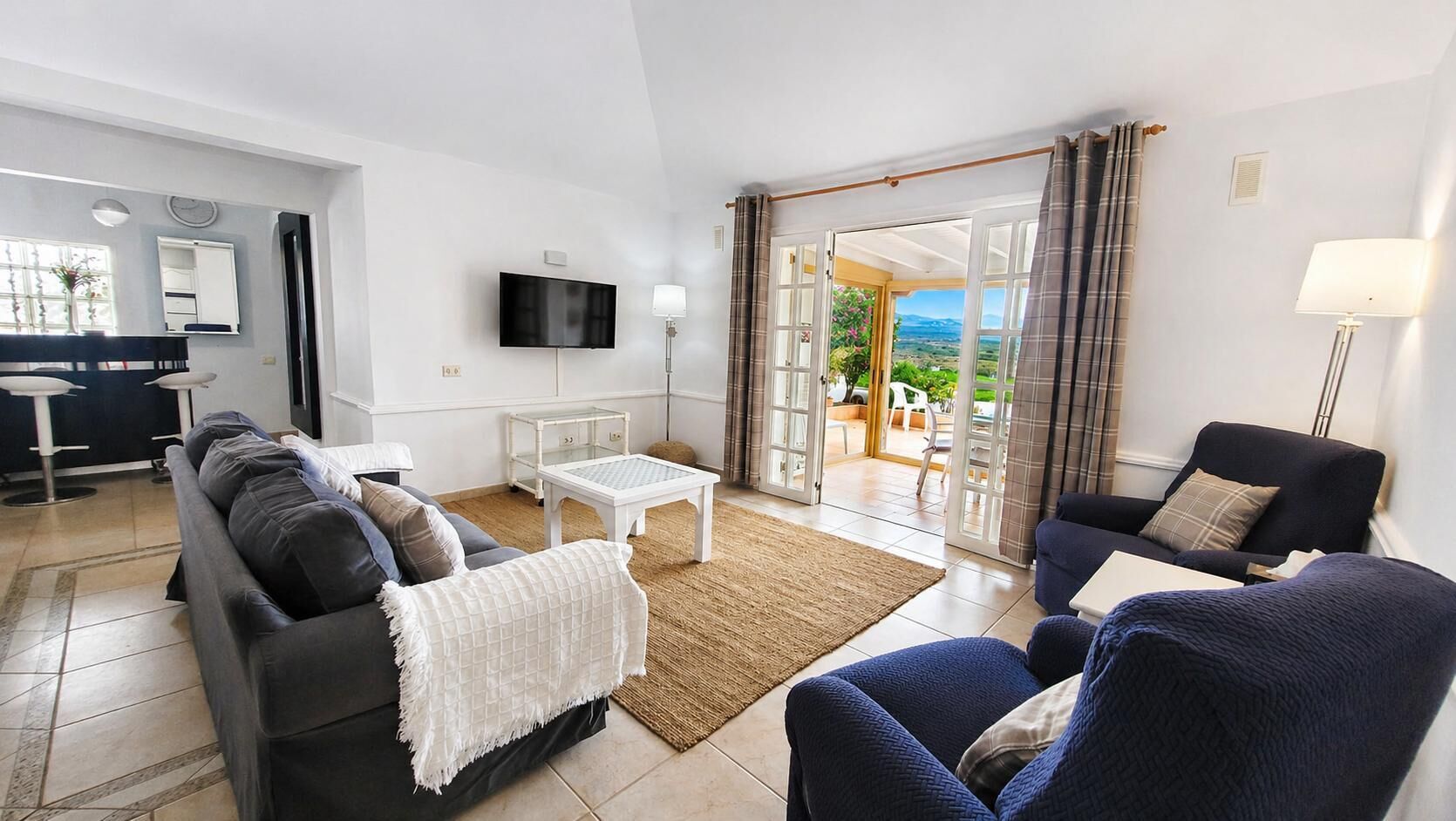 Een flatscreentelevisie, een tafeltennistafel en boeken