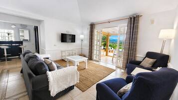 Een flatscreentelevisie, een tafeltennistafel en boeken