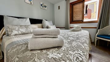 3 slaapkamers, een strijkplank/strijkijzer, gratis wifi, beddengoed