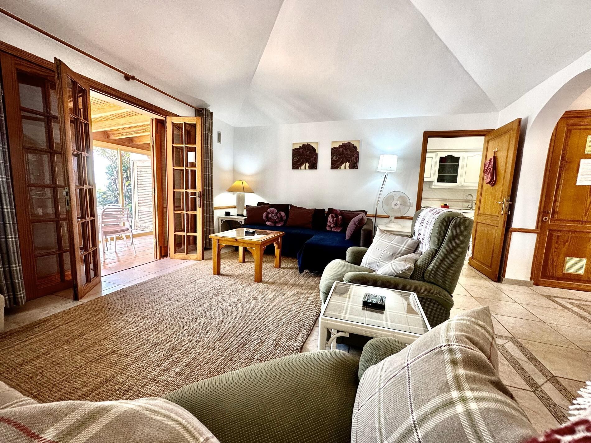 Télévision à écran plat, table de tennis de table, livres