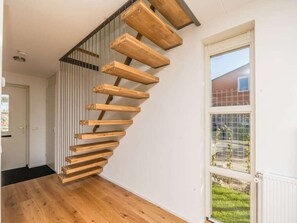Interior - Design, clean-lined and atmospheric best describe this detached island home - completed in 2018! Fro (Oude-Tonge)