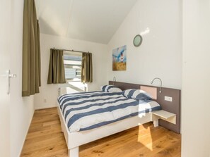 3 bedrooms - Design, clean-lined and atmospheric best describe this detached island home - completed in 2018! Fro (Oude-Tonge)