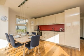 Fridge, oven, stovetop, dishwasher