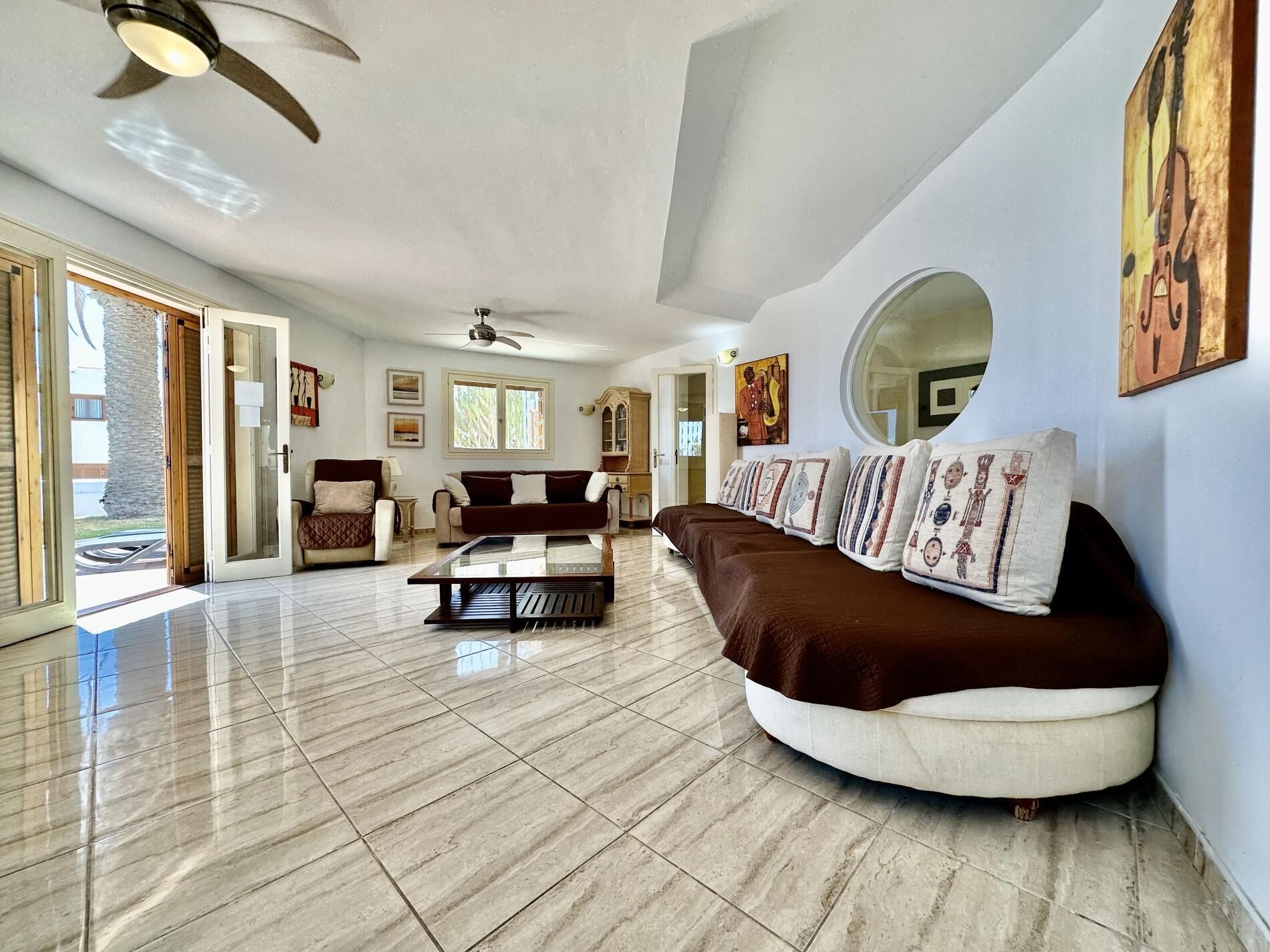 Een televisie en een dvd-speler