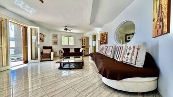 Een televisie en een dvd-speler